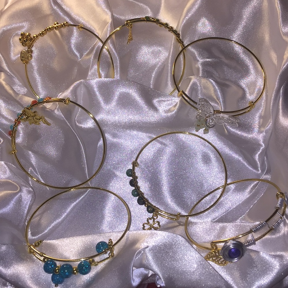 Adjustable bangle bracelets